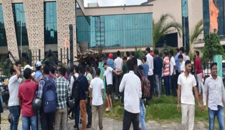 रांची में आठवें दिन भी छात्रों का आंदोलन जारी, राजनीतिक दलों से बनाई दूरी