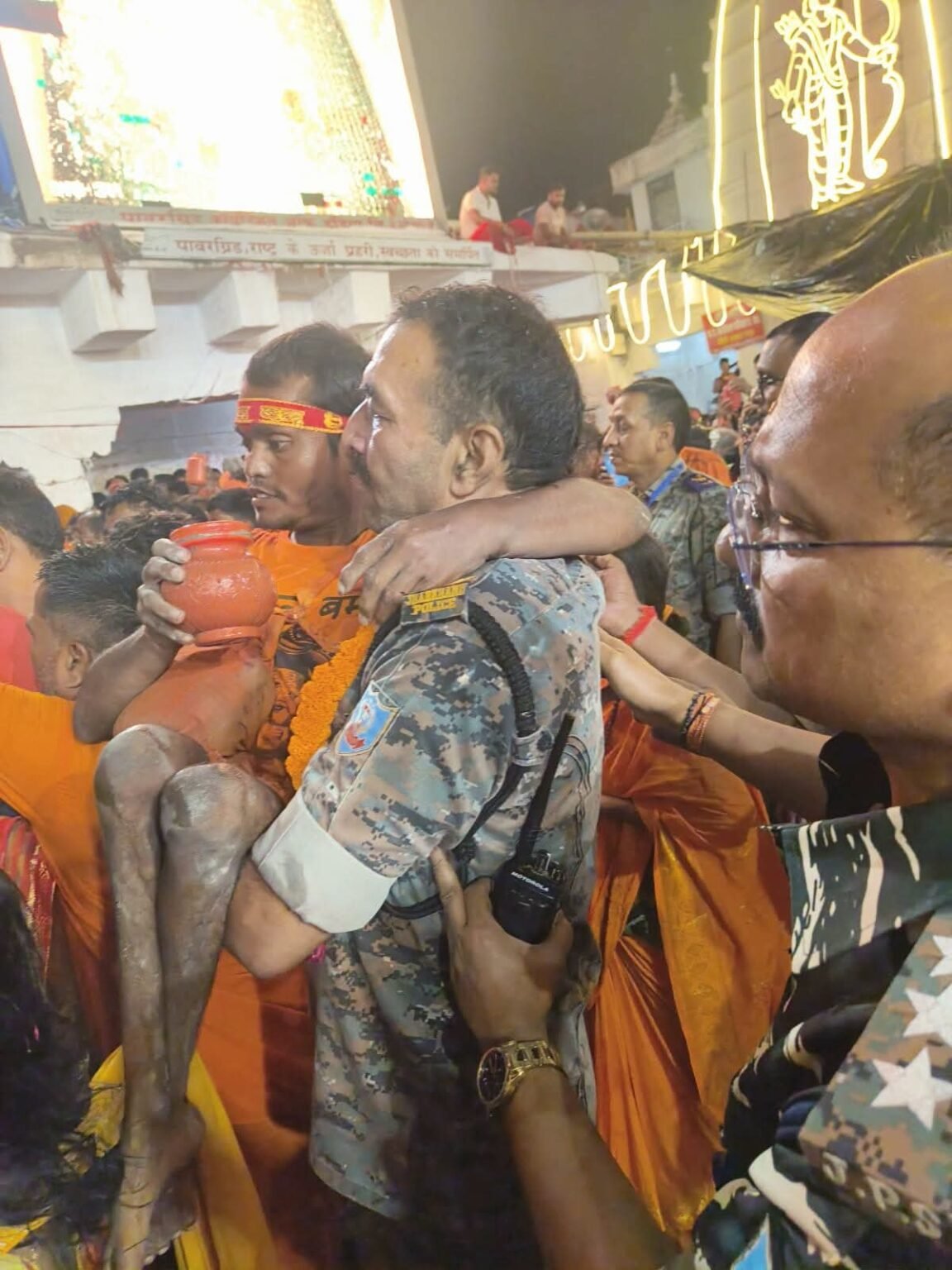 देवघर पुलिस ने दिव्यांग श्रद्धालु को कराया सुगम जलार्पण