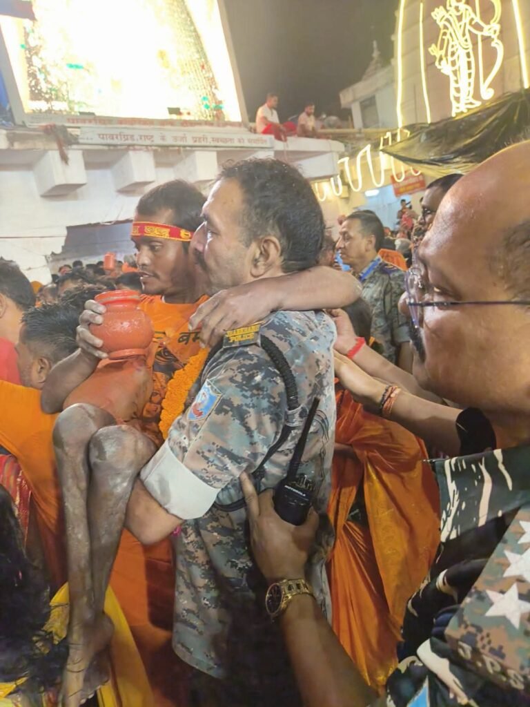 देवघर पुलिस ने दिव्यांग श्रद्धालु को कराया सुगम जलार्पण