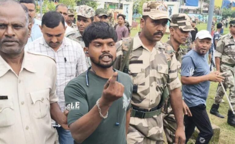 जेपीएससी परीक्षा में कथित अनियमिता : आठ घंटे बाद टावर से नीचे उतरा हीरालाल, पुलिस ने शुरू की पूछताछ