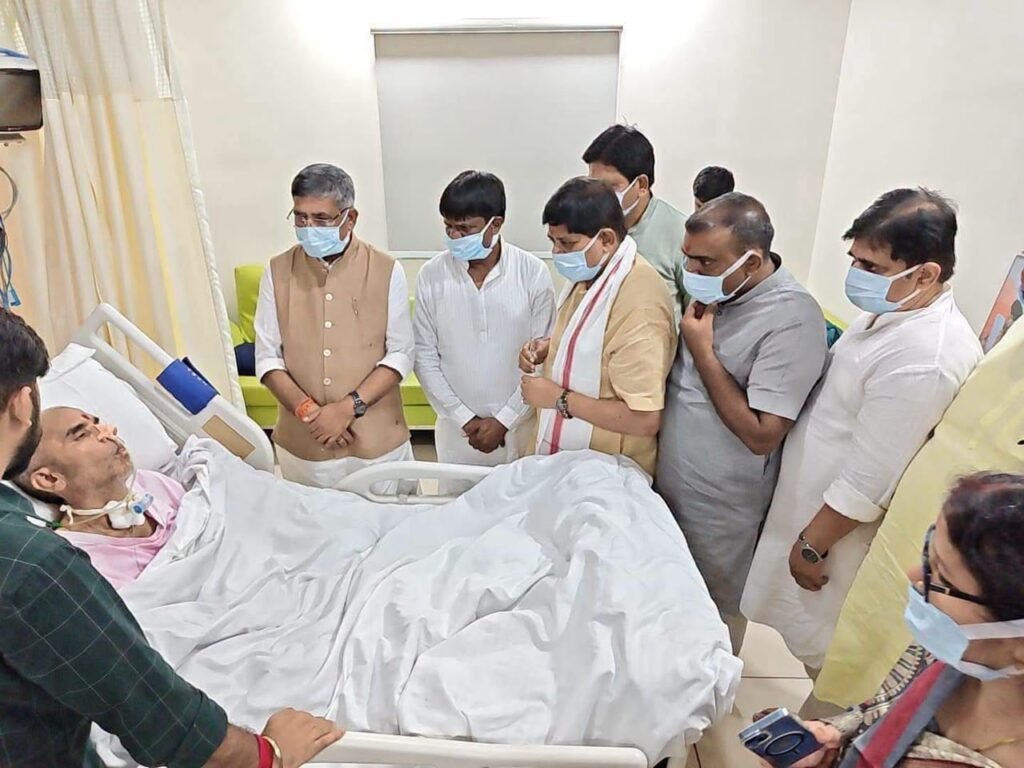 भाजपा प्रदेश अध्यक्ष आदित्य साहू ने पूर्व विधायक इंद्रजीत महतो व विधायक मथुरा प्रसाद महतो के पुत्र का जाना हालचाल