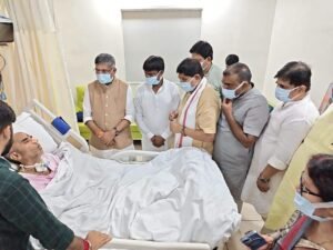 भाजपा प्रदेश अध्यक्ष आदित्य साहू ने पूर्व विधायक इंद्रजीत महतो व विधायक मथुरा प्रसाद महतो के पुत्र का जाना हालचाल