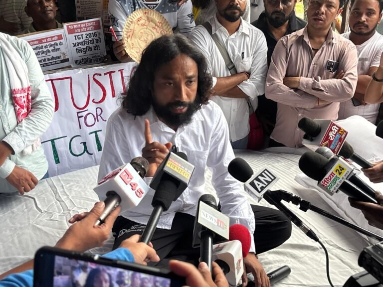 जेपीएससी परीक्षा विवाद : छात्रों का सत्याग्रह नौवें दिन भी जारी, देवेंद्र नाथ महतो भूख हड़ताल पर बैठे