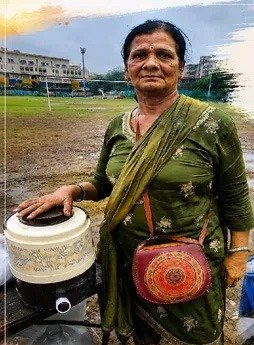 माया देवी बनीं आंदोलनकारी छात्रों को पिला रहीं हैं कॉफी