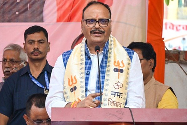 ब्राह्मणों के नाम पर वोट चाहिए, सत्ता सिर्फ परिवार के लिए, ब्रजेश पाठक का सपा पर हमला