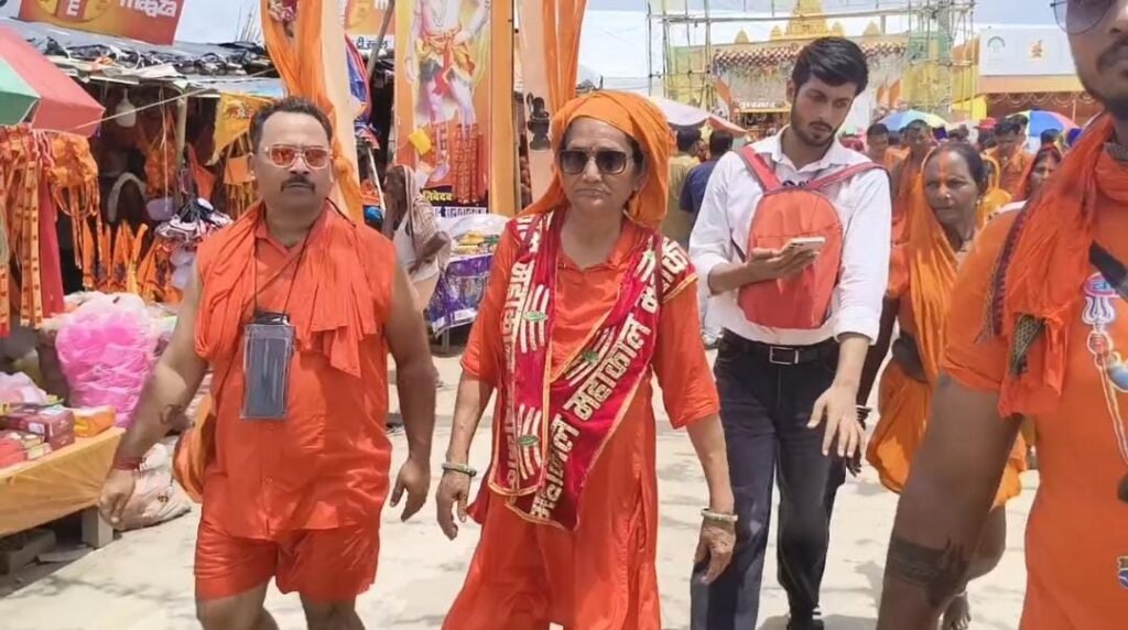 सुल्तानगंज से देवघर के लिए रवाना हुईं ‘कृष्णा बम’, दर्शन को उमड़ी भीड़