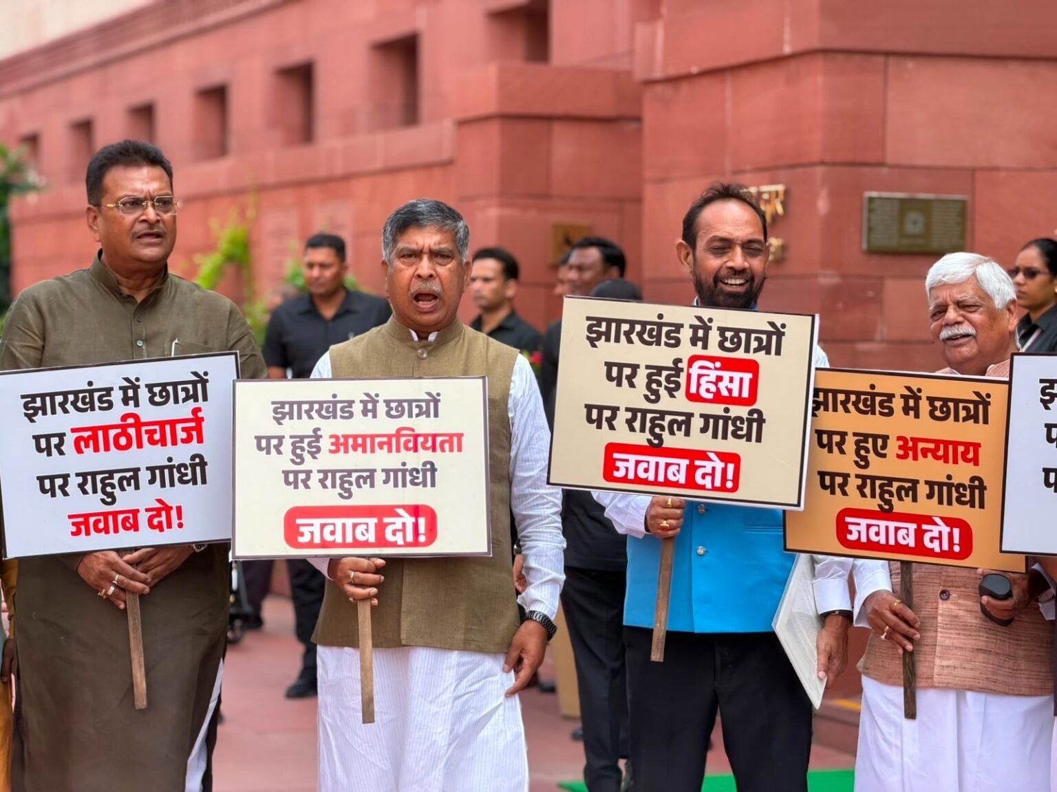 झारखंड के छात्र की आवाज अब दिल्ली तक पहुंची, भाजपा सांसदों ने किया प्रदर्शन