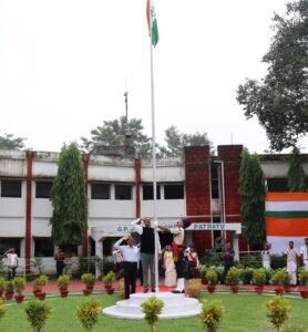 स्वतंत्रता दिवस पर जिंदल स्टील पतरातू में हुआ ध्वजारोहण