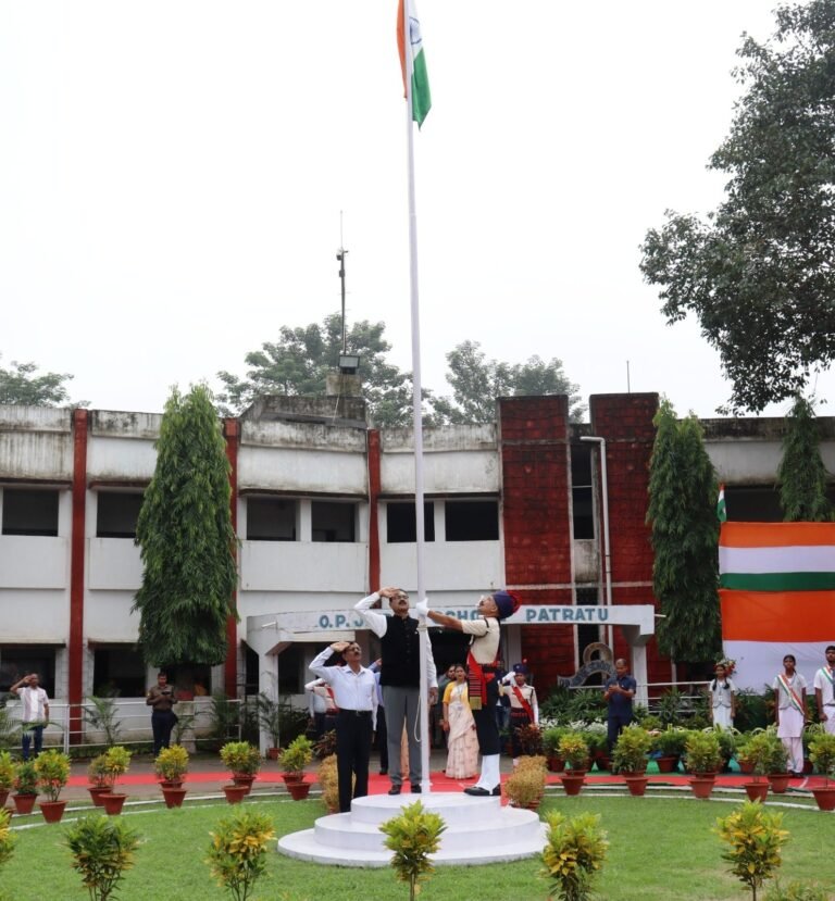 स्वतंत्रता दिवस पर जिंदल स्टील पतरातू में हुआ ध्वजारोहण