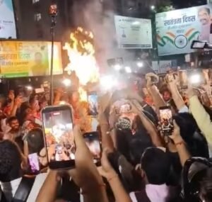 छात्रों ने मुख्यमंत्री, राहुल गांधी और तेजस्वी यादव का फूंका पुतला