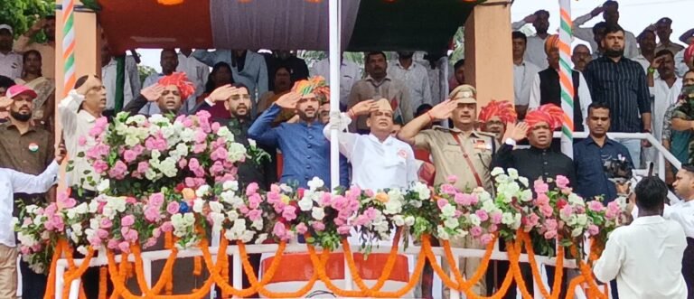 जामताड़ा में स्वास्थ्य मंत्री इरफान अंसारी ने फहराया तिरंगा, कहा-सब मिलकर एक नया झारखंड बनाएं