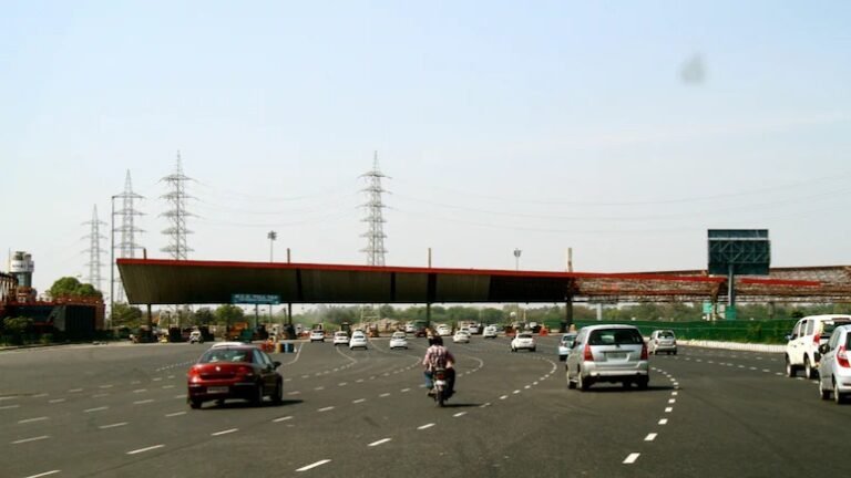 NHAI ने 121 टोल प्लाजा पर शुरू किया FASTage Local Pass, जानें किसे होगा फायदा