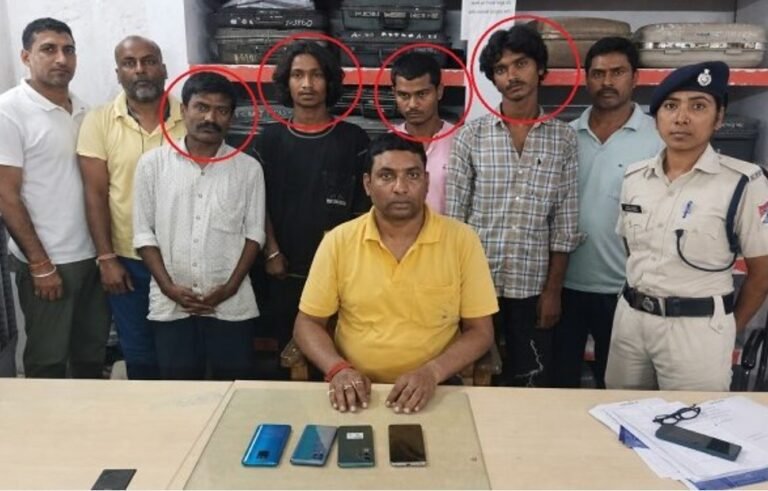टाटानगर रेलवे स्टेशन पर मोबाइल उड़ाने वाले गिरोह का खुलासा, सरगना सहित चार गिरफ्तार
