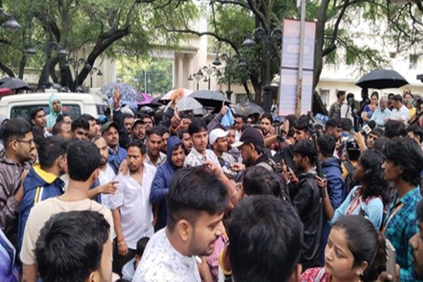 नौकरी खत्म करने के विरोध में सड़क पर उतरे सैकड़ों अभ्यर्थी, ‘न्याय दो या फांसी दो’ के नारे लगाए