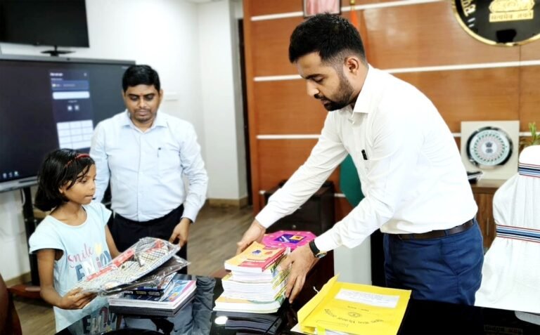 बाढ़ में बह गईं किताबें, पढ़ने का जज्बा कायम, पलामू के उपायुक्त दिलीप प्रताप सिंह शेखावत ने 24 घंटे में मुहैया कराया