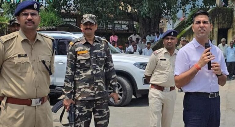 पलामूू में जेल से छूटे 117 आरोपियों को एसपी ने चैनपुर थाने में करायी परेड, दिए कई निर्देश
