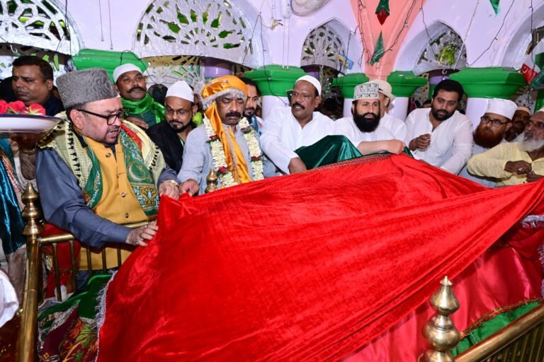 मुख्यमंत्री हेमंत सोरेन ने रिसालदार बाबा के मजार पर की चादरपोशी, अमन-चैन की मांगी दुआ