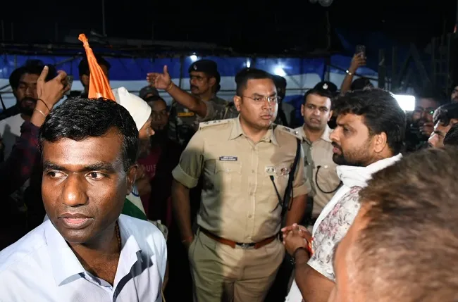 DC-SSP जयपाल सिंह मुंडा स्टेडियम पहुंचे, छात्रों से खाना खाने की अपील की