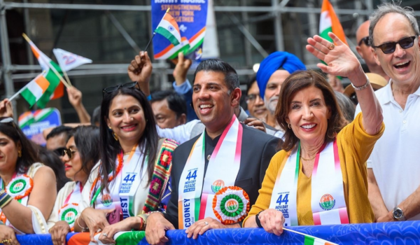 टाइम्स स्क्वायर पर प्रवासी भारतीय महिलाओं ने साड़ियों की विविधता को किया प्रदर्शित