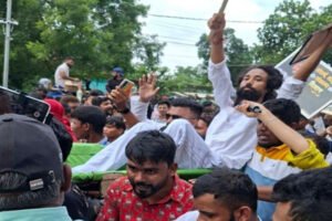 टूटते रहे बैरिकेड, अनशनकारी देवेंद्र को कंधों पर लेकर झारखंड विधानसभा के करीब पहुंचे छात्र