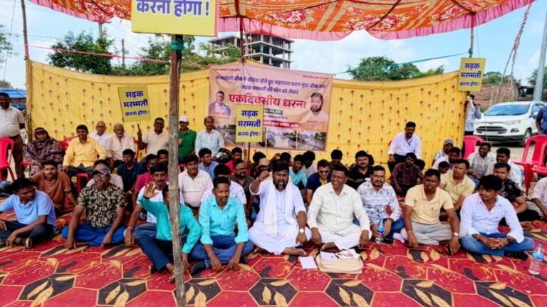 रांची के बोड़ेया में जर्जर सड़क को लेकर फूटा लोगों का गुस्सा, दिया धरना