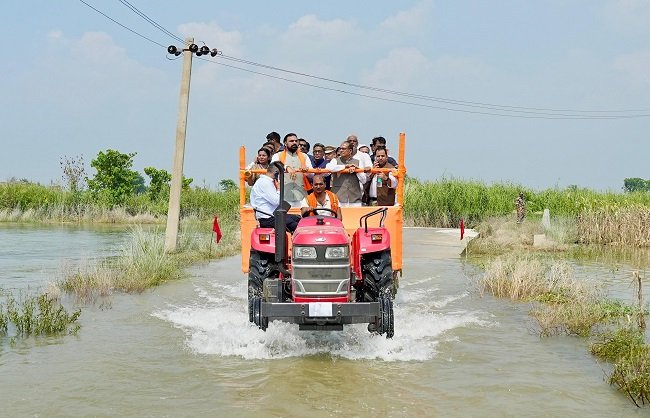 सम्राट और शिवराज ने खुद देखा तबाही का मंजर, बाढ़ प्रभावित इलाकों का किया हवाई सर्वेक्षण और ज़मीनी निरीक्षण