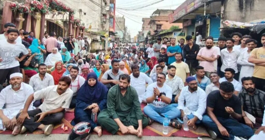 बूचड़खाना तोड़ने पहुंची रांची नगर निगम की टीम का स्थानीय लोगों ने किया विरोध