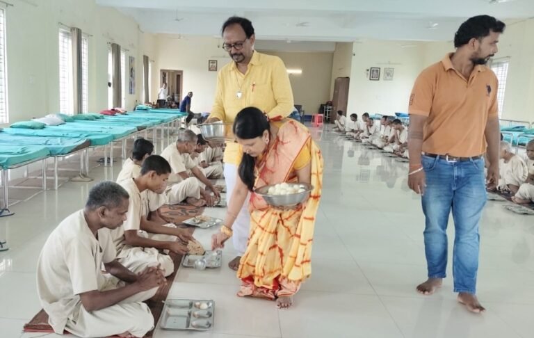 पुंदाग अपना घर आश्रम में श्री कृष्ण प्रणामी सेवा धाम ट्रस्ट ने 45 निराश्रितों को कराया भोजन