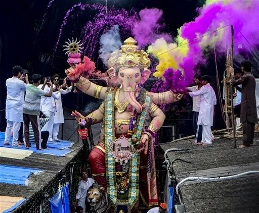 गणपति बप्पा मोरया, अगले बरस तू जल्द आ…