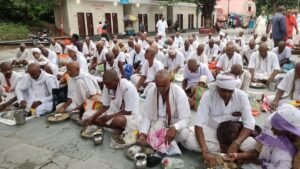 गयाजी में हजारों श्रद्धालुओं ने फल्गु तट पर किया जलांजलि और पिंडदान