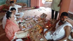 स्मिता ठाकरे ने गयाजी में बाल ठाकरे और पूर्वजों के लिए पिंडदान