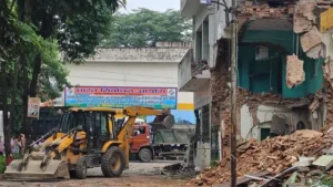 सहारनपुर कलेक्ट्रेट परिसर में बनी मस्जिद पर चला बुलडोजर, सुबह-सुबह बड़ा एक्शन