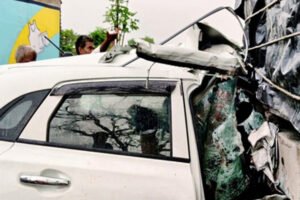चतरा में तेज रफ्तार कार ट्रक से टकराई, युवक की मौत, दो की हालत गंभीर
