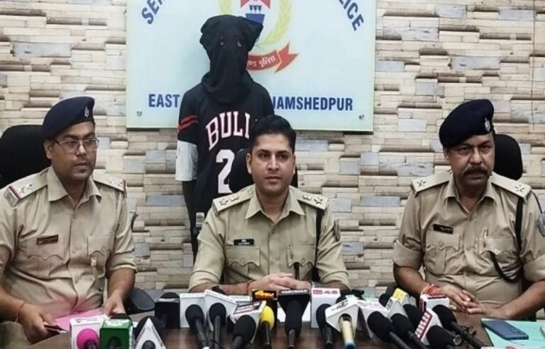 जमशेदपुर में दिनदहाड़े चोरी मामले में सोने-चांदी के जेवरात के साथ एक अपराधी गिरफ्तार, पुलिस निरीक्षक अभिनव कुमार के नेतृत्व में गठित टीम को मिली कामयाबी
