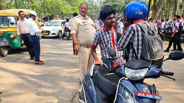 केराली और डीपीएस स्कूल के बाहर चेकिंग अभियान चला, 30 नाबालिगों को चेतावनी, पांच वाहन जब्त