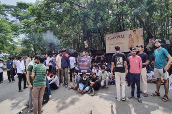 आईआईआईटी रांची में छात्र की मौत पर दूसरे दिन भी प्रदर्शन, निदेशक के इस्तीफे पर अड़े विद्यार्थी