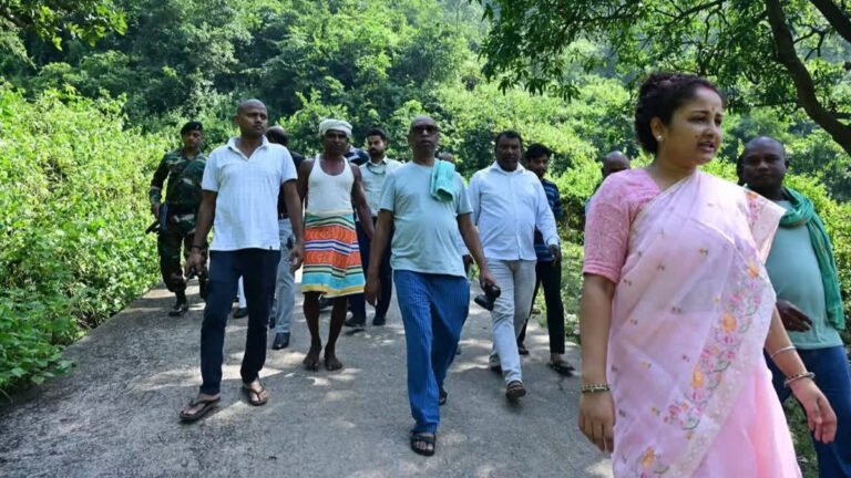 मां के निधन के 14वें दिन नेमरा से रांची लौटे सीएम हेमंत सोरेन, कल्पना सोरेन ने परंपराओं से जुड़े रहने का दिया संदेश