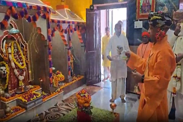 विजयादशमी पर गुरु गोरखनाथ की आराधना में लीन हुए सीएम योगी, गोपूजन कर की लोककल्याण की कामना