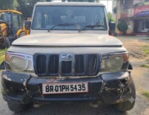 चतरा में 50 हजार रुपये का इनामी अपराधी गिरफ्तार, चोरी की बोलेरो और दो मोबाइल बरामद