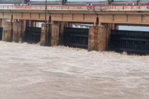 गंडक बाढ़ के बाद सरकार का बड़ा एक्शन, गोपालगंज-छपरा के सात इंजीनियर निलंबित