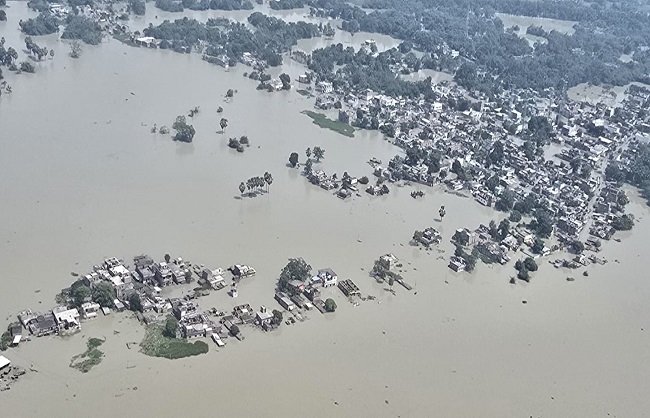 बिहार में बाढ़ से हाहाकार, गंगा-गंडक में उफान से सात जिले जलमग्न