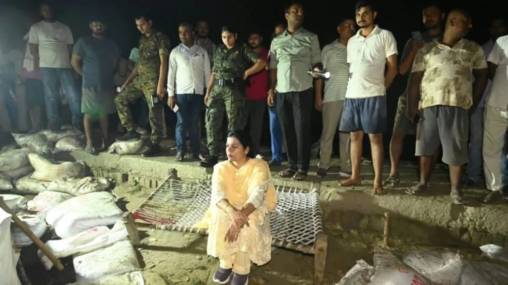 बिहार के वैशाली की डीएम वर्षा सिंह ने की खटिया बैठकर रातभर रिंग बांध मरम्मत की निगरानी