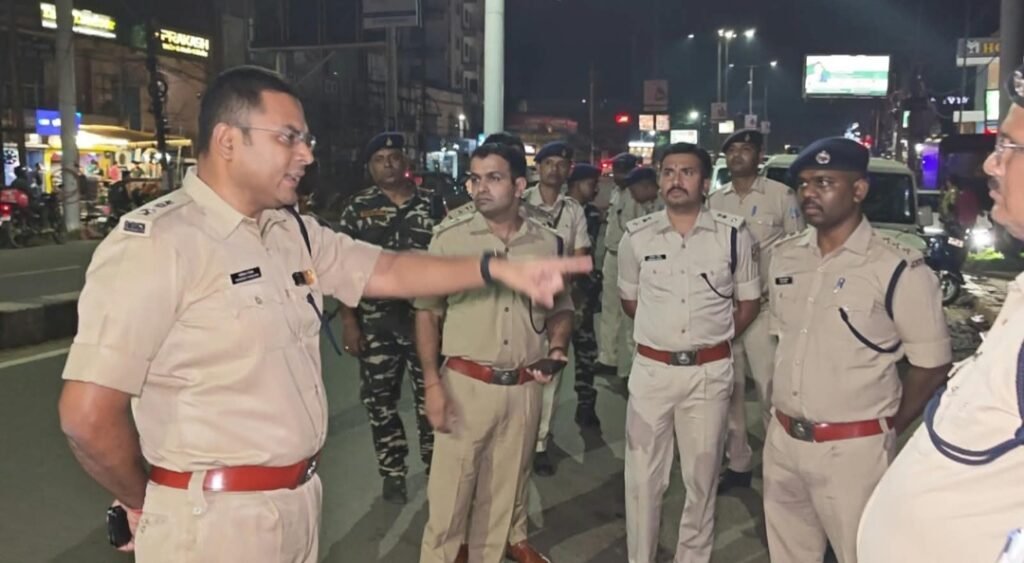 रांची के मोरहाबादी में देर रात अड्डेबाजी करने वालों को पुलिस ने खदेड़ा