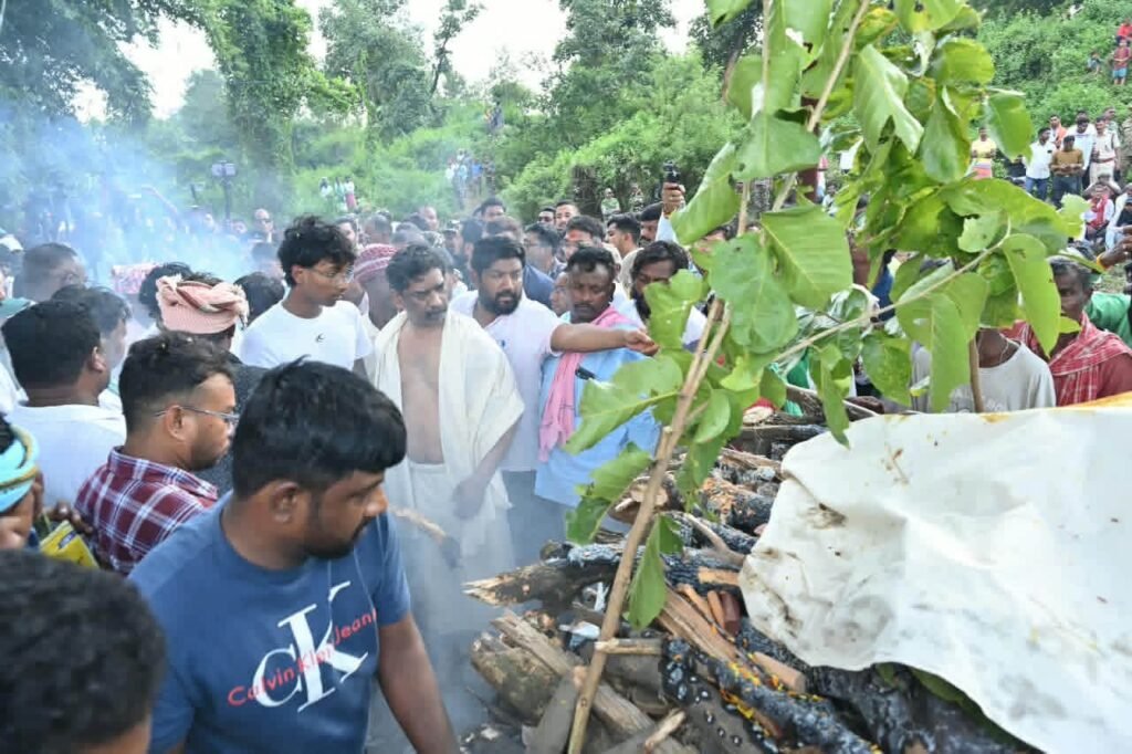 नेमरा में मां को मुखाग्नि देते ही फफक पड़े हेमंत सोरेन