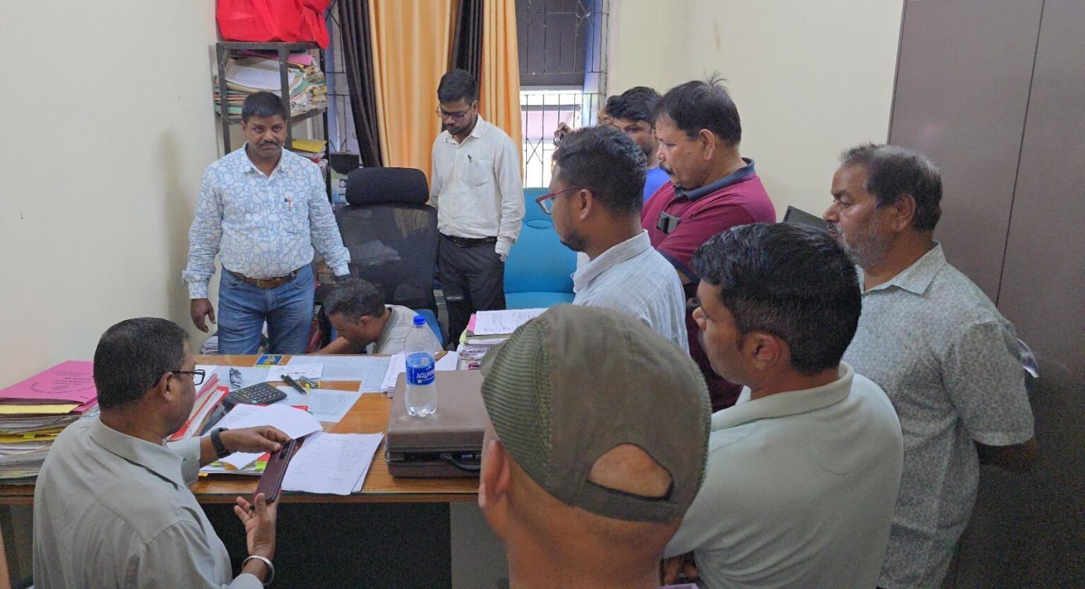 चतरा में एसडीओ कार्यालय का सहायक प्रशासी अधिकारी 15 हजार घूस लेते गिरफ्तार