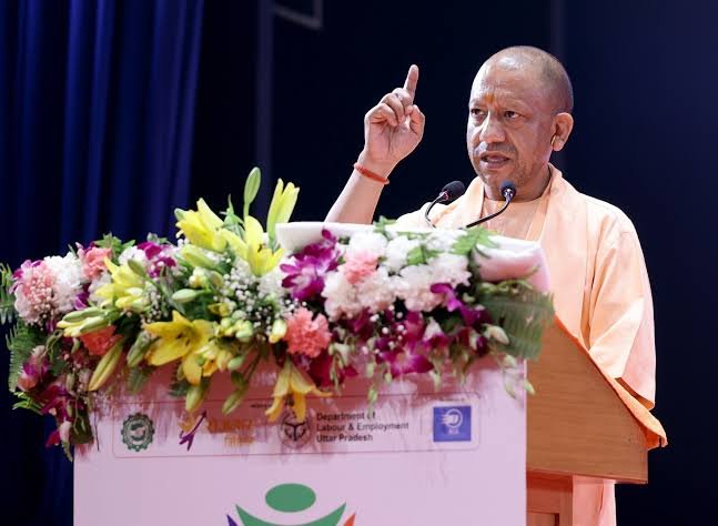 महिलाओं को मिलेगा फ्री सिलिंडर, आंगनबाड़ी कार्यकर्ताओं को साड़ी, योगी ने दुर्गा पूजा से पहले दिया बड़ा गिफ्ट