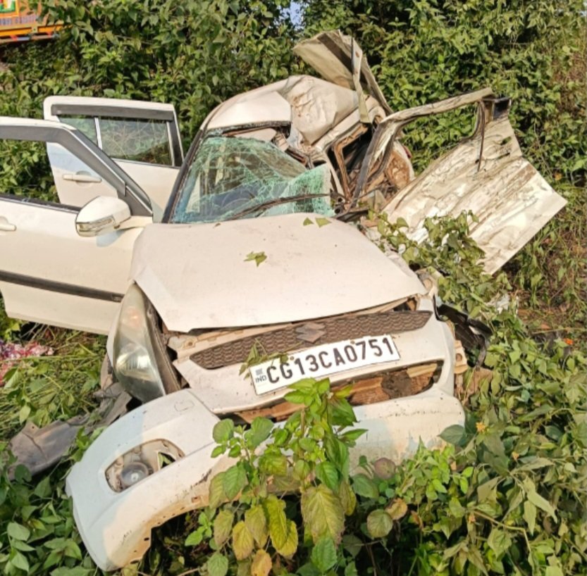 ट्रेलर और कार की टक्कर में एक ही परिवार के तीन लोगों की मौत, दो गंभीर घायल, जमशेदपुर में भीषण सड़क हादसा