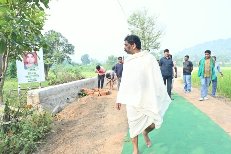 मां के श्राद्धकर्म के बीच जनसेवा की जिम्मेदारी भी निभा रहे हैं हेमंत सोरेन,नेमरा में खुद लिया व्यवस्थाओं का जायजा