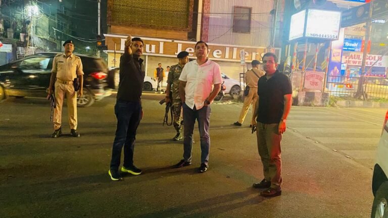 दुर्गा पूजा को लेकर रांची के एसएसपी ने पूजा पंडालों का किया निरीक्षण, सुरक्षा व ट्रैफिक व्यवस्था दुरुस्त रखने के निर्देश