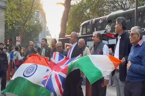 लंदन में प्रवासी भारतीयों ने पीएम मोदी के समर्थन में निकाली रैली